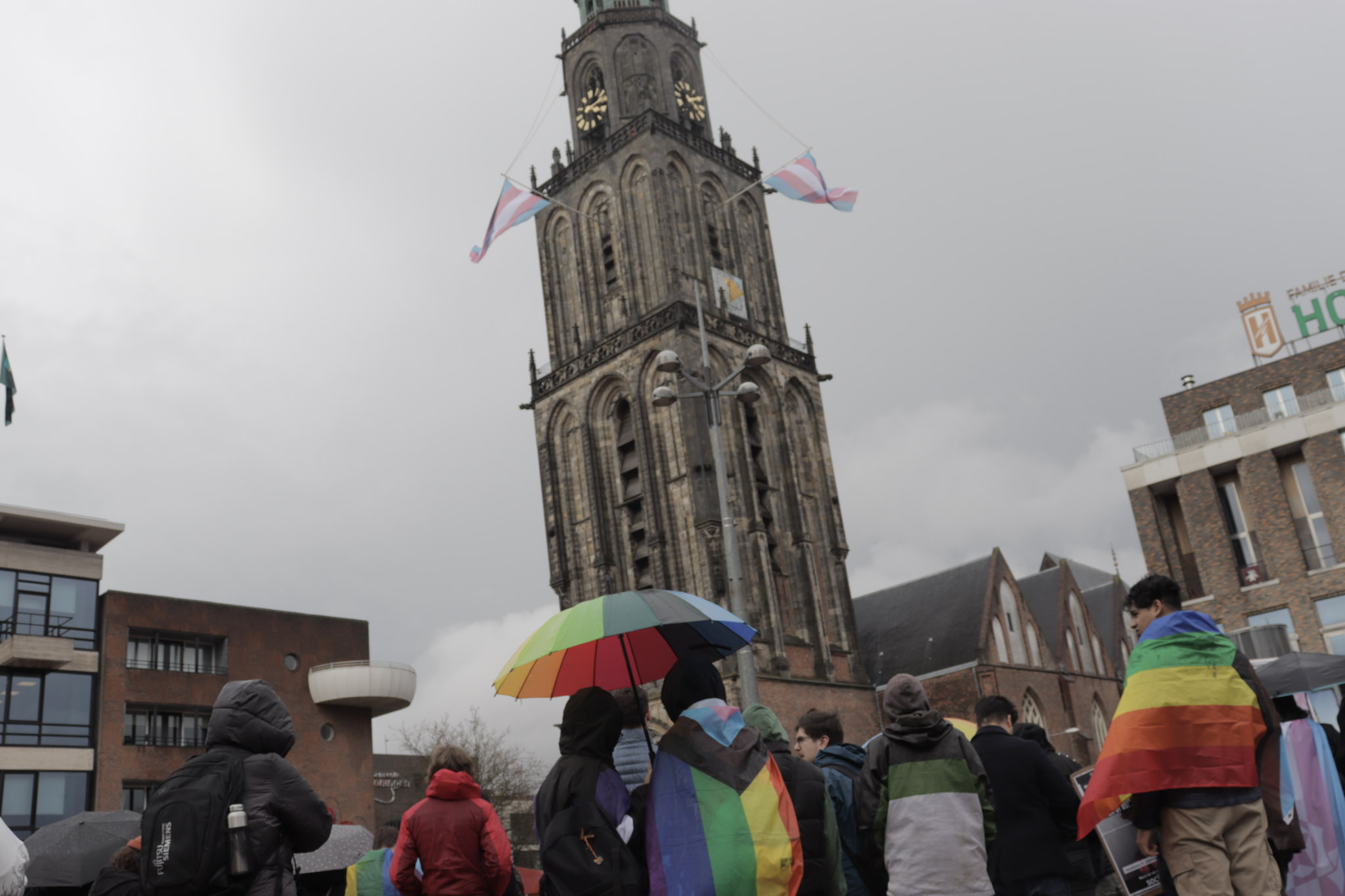 Transvlag op de Martinitoren